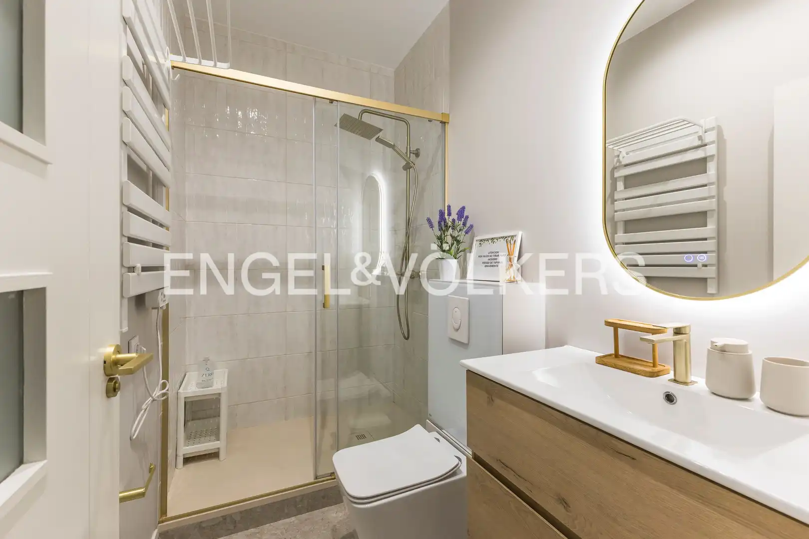 Bathroom of Flat for rent in Madrid  with Air Conditioner, Heating and Furnished