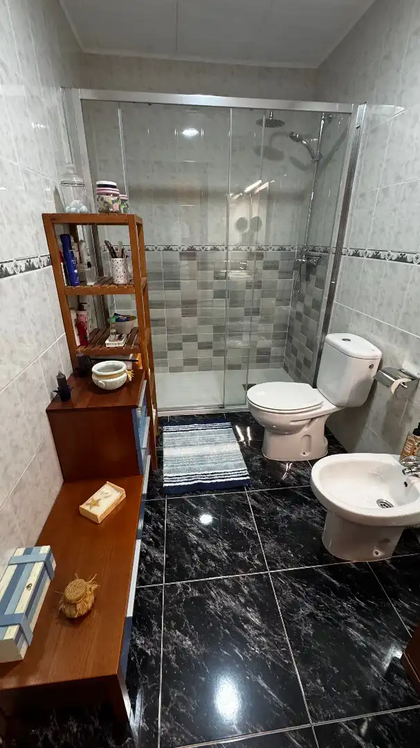 Badezimmer von Wohnung zum Verkauf in Roda de Berà mit Klimaanlage, Heizung und Parkett