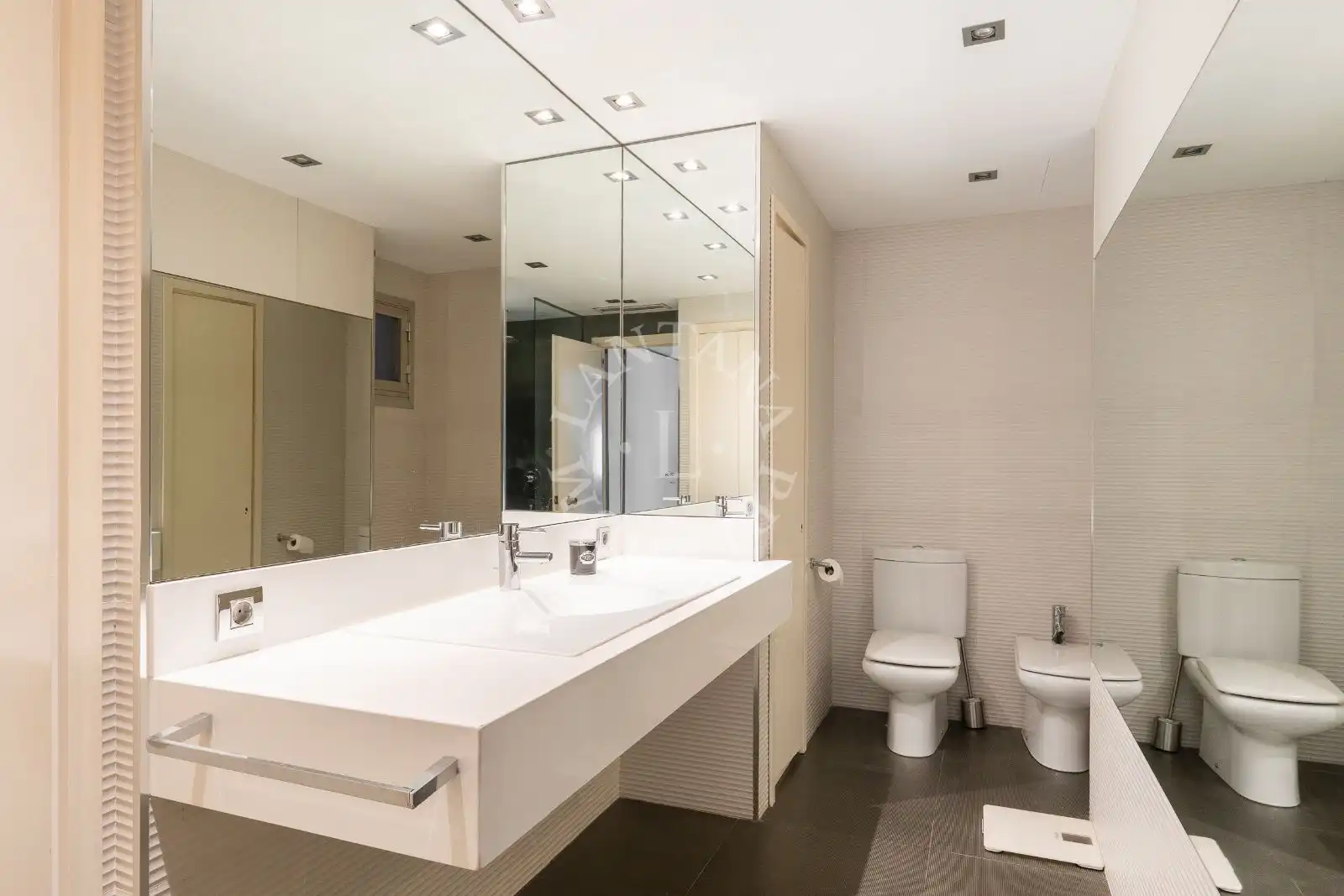 Badezimmer von Dachboden zum Verkauf in Barcelona mit Terrasse, Abstellraum und Schwimmbad