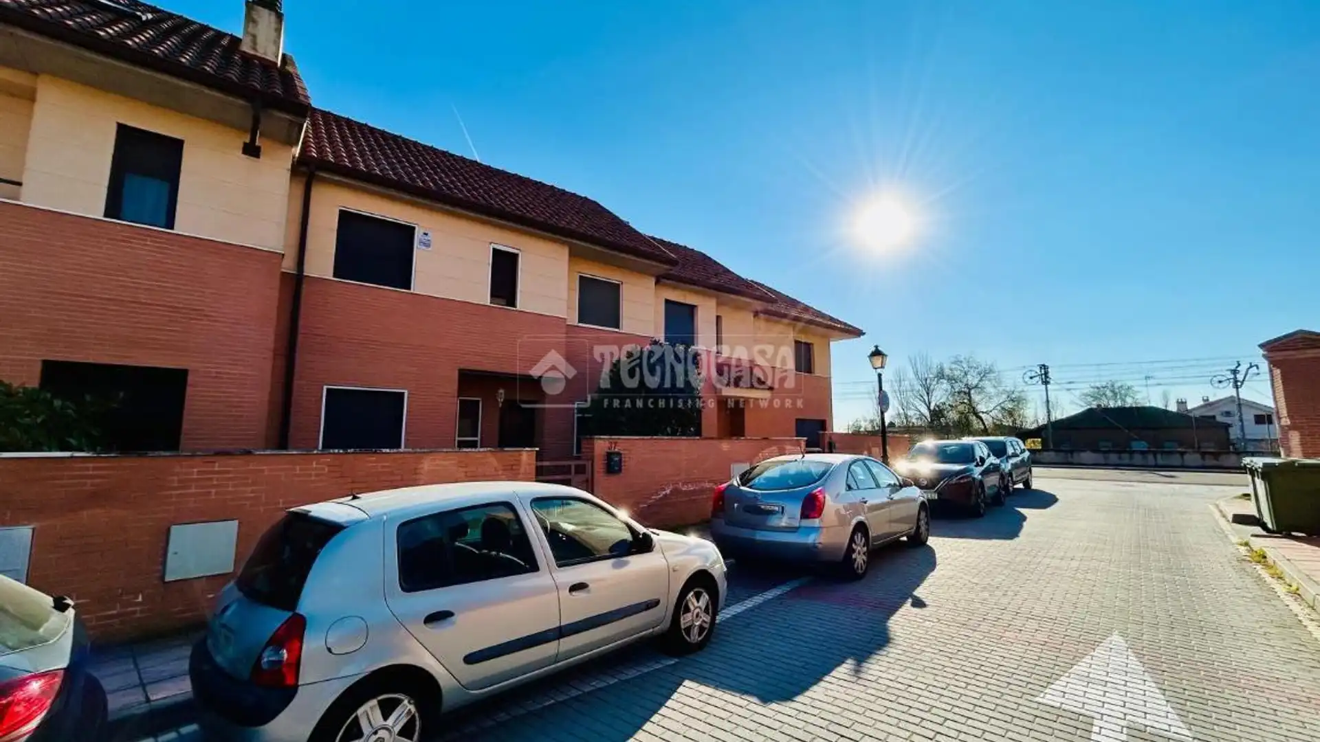 Außenansicht von Einfamilien-Reihenhaus zum Verkauf in Viana de Cega mit Heizung