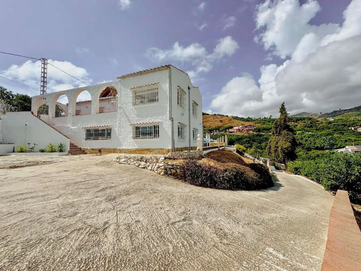 Vista exterior de Casa o xalet en venda en Nerja amb Aire condicionat i Piscina