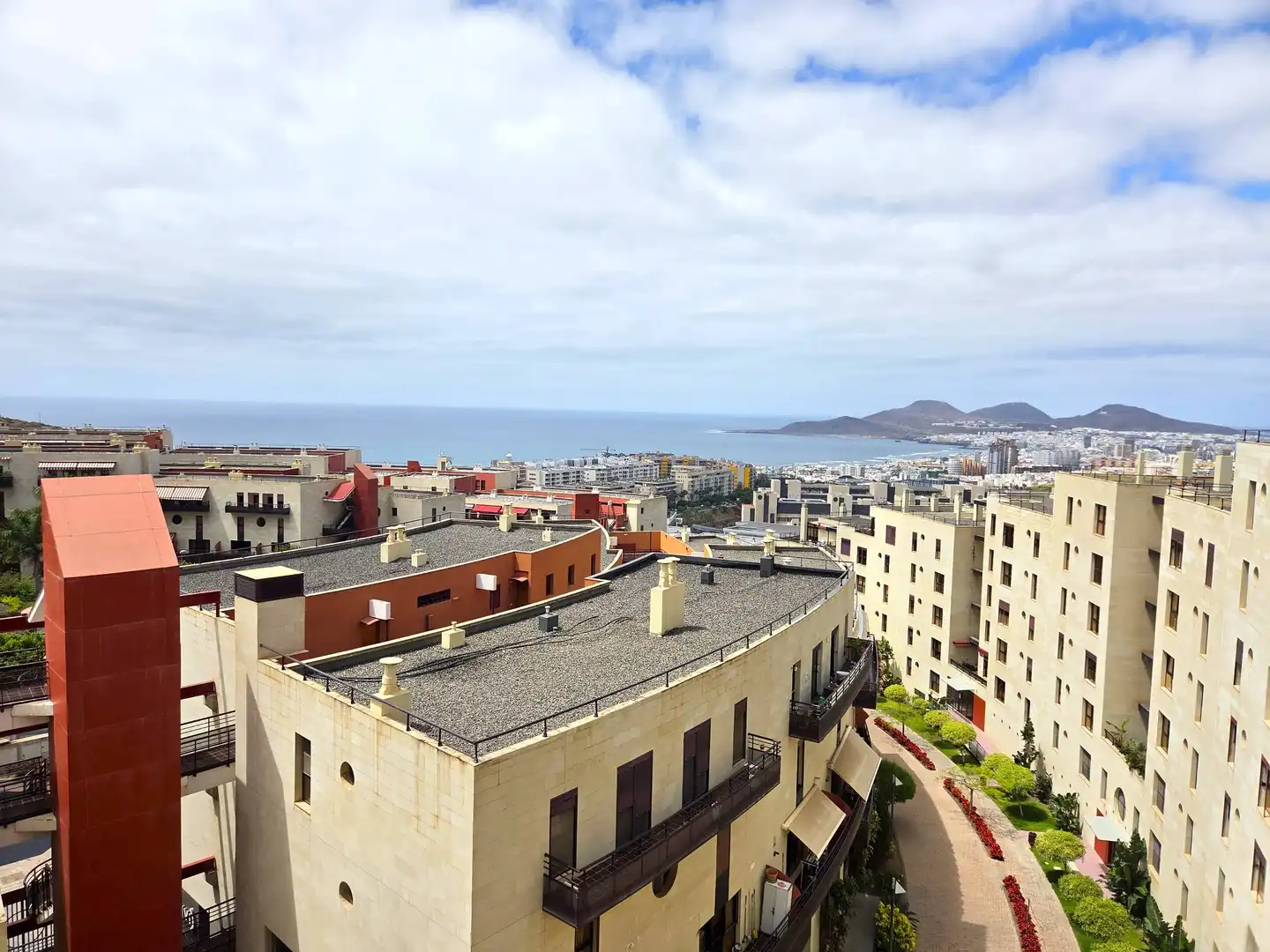 Außenansicht von Wohnung zur Miete in Las Palmas de Gran Canaria mit Privatgarten, Abstellraum und Möbliert