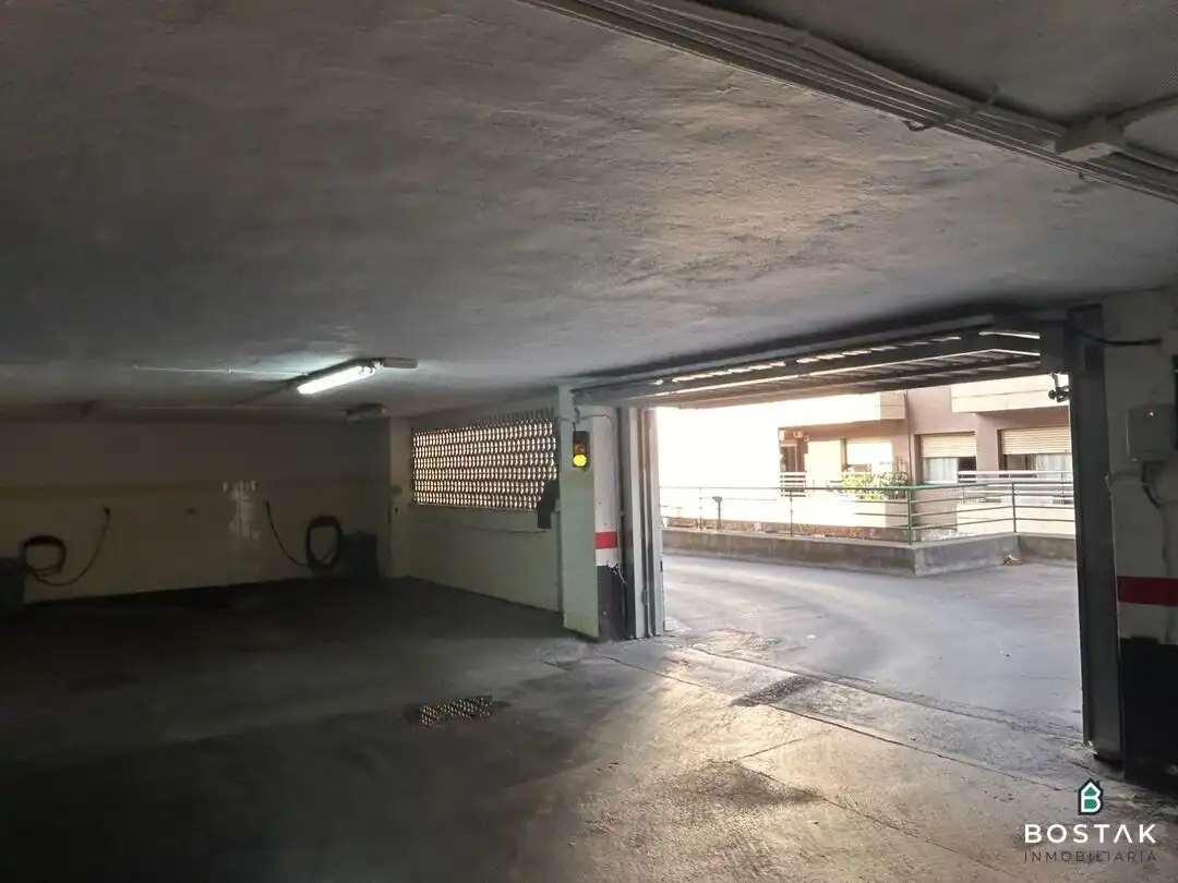 Aparcament de Pis en venda en Bilbao  amb Calefacció, Jardí privat i Traster