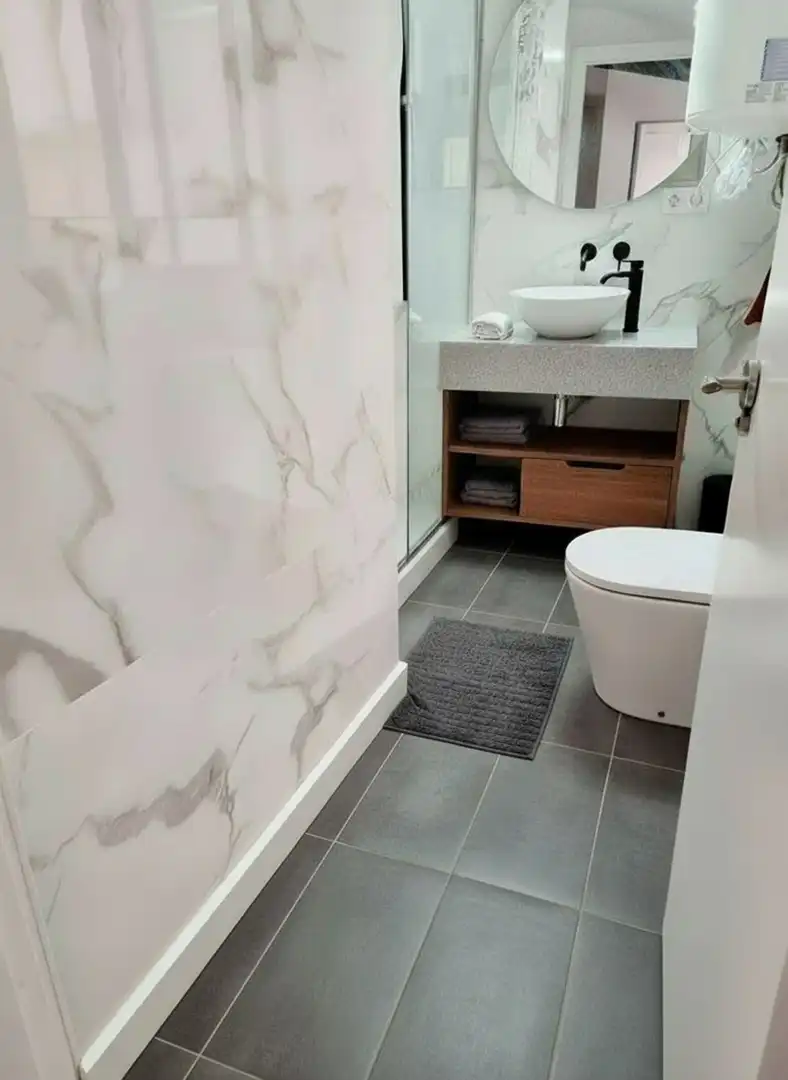 Badezimmer von Erdgeschoss zum Verkauf in Barcelona mit Terrasse