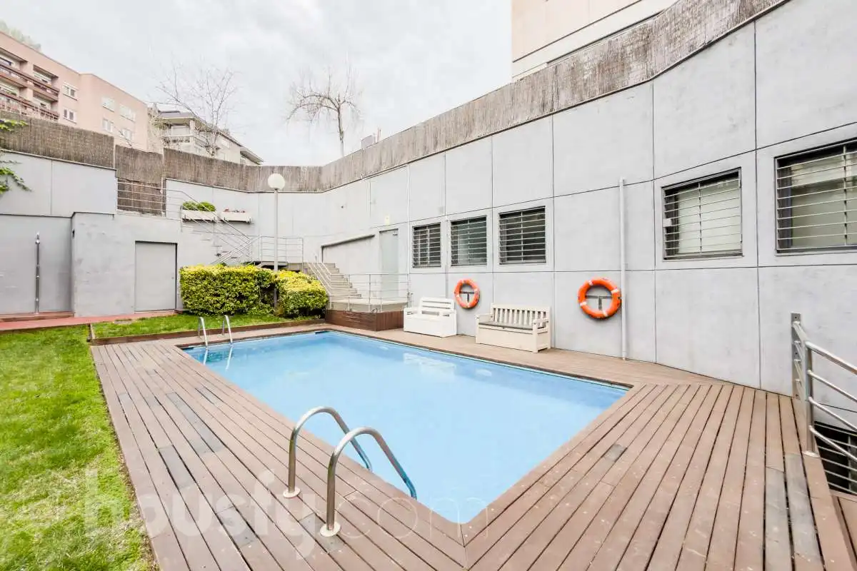 Piscina de Piso en venta en Barcelona con Aire acondicionado, Calefacción y Jardín privado