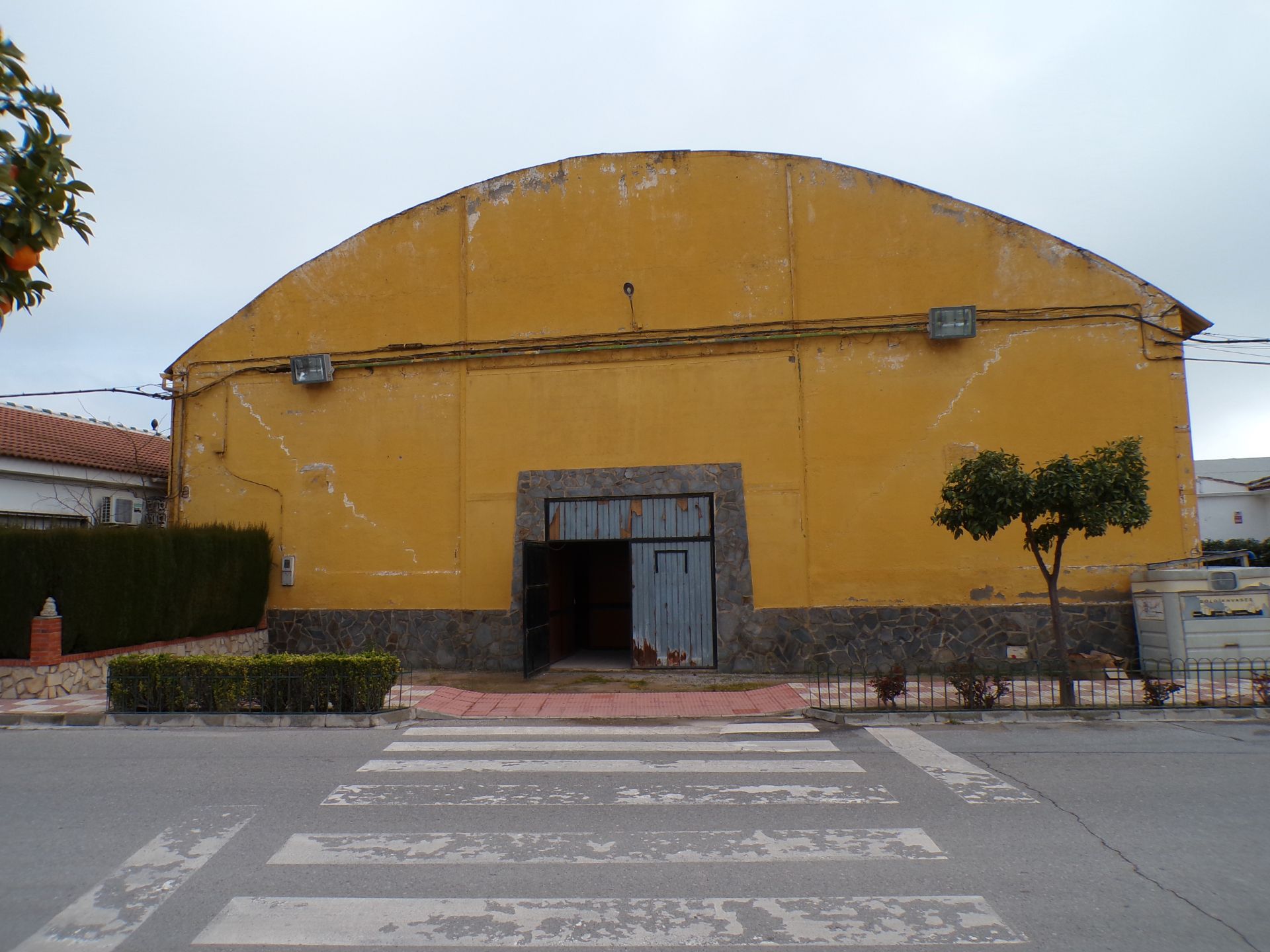 Außenansicht von Fabrikhallen zum Verkauf in Valderrubio