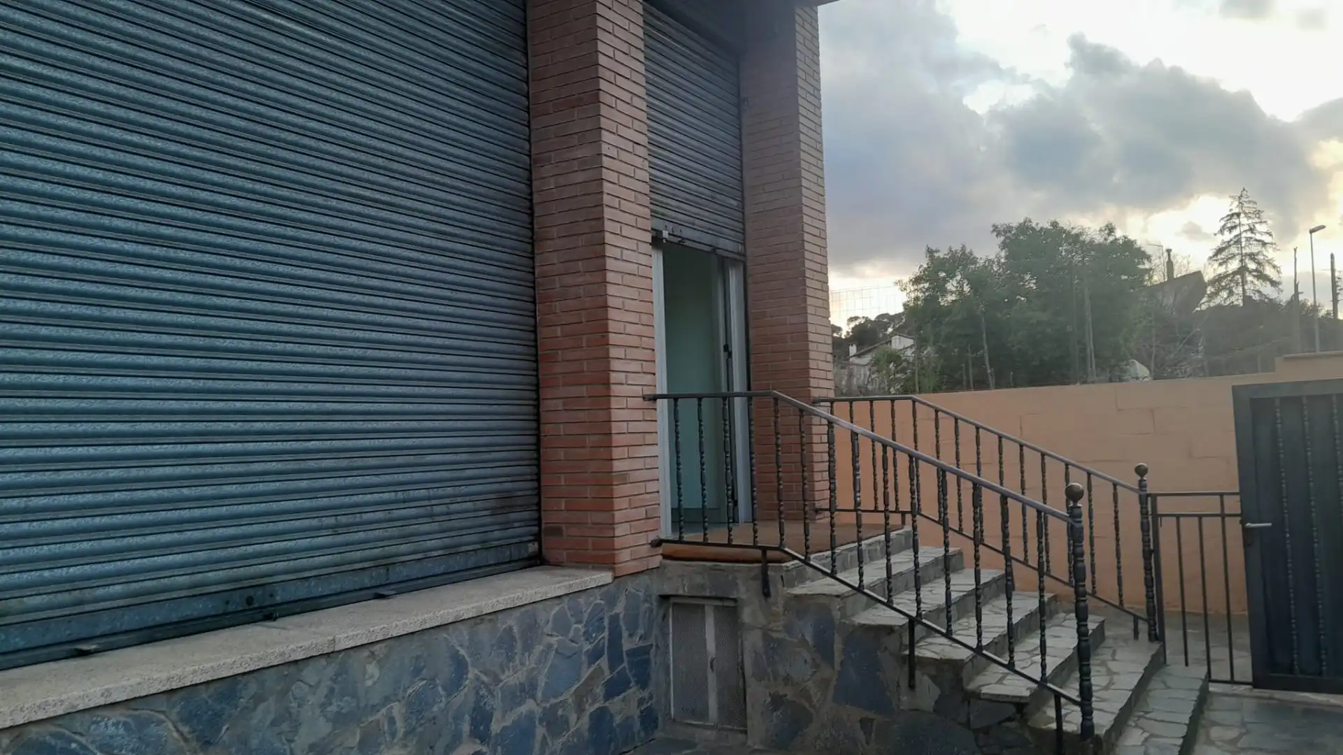 Vista exterior de Local de alquiler en Montcada i Reixac