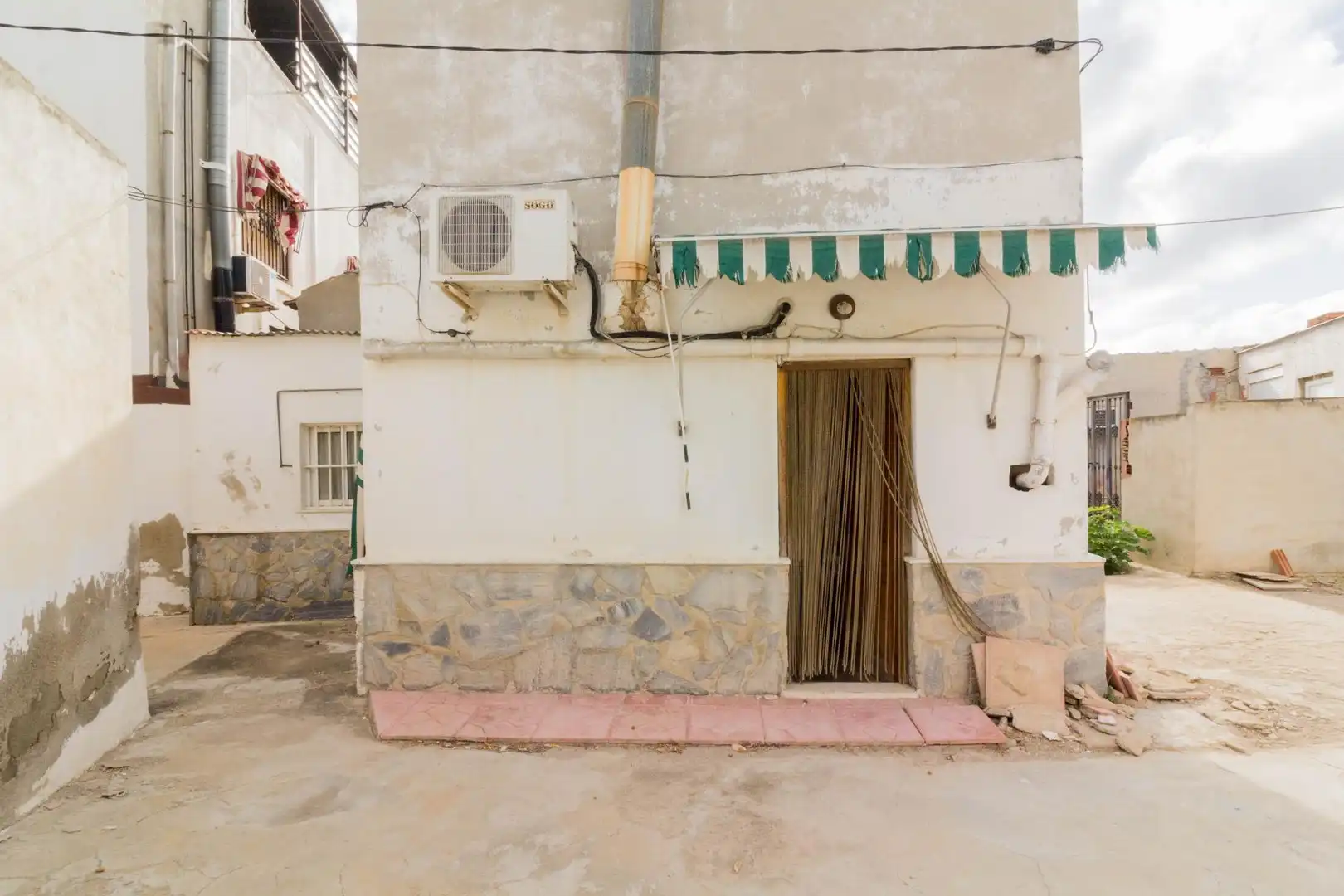 Außenansicht von Country house zum Verkauf in Orihuela mit Terrasse