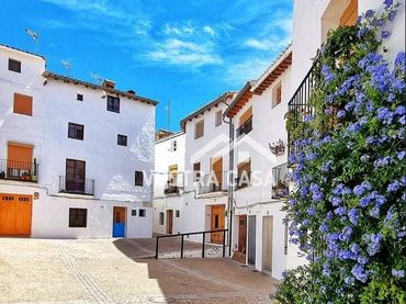 Casa aparellada en venda a Poblete