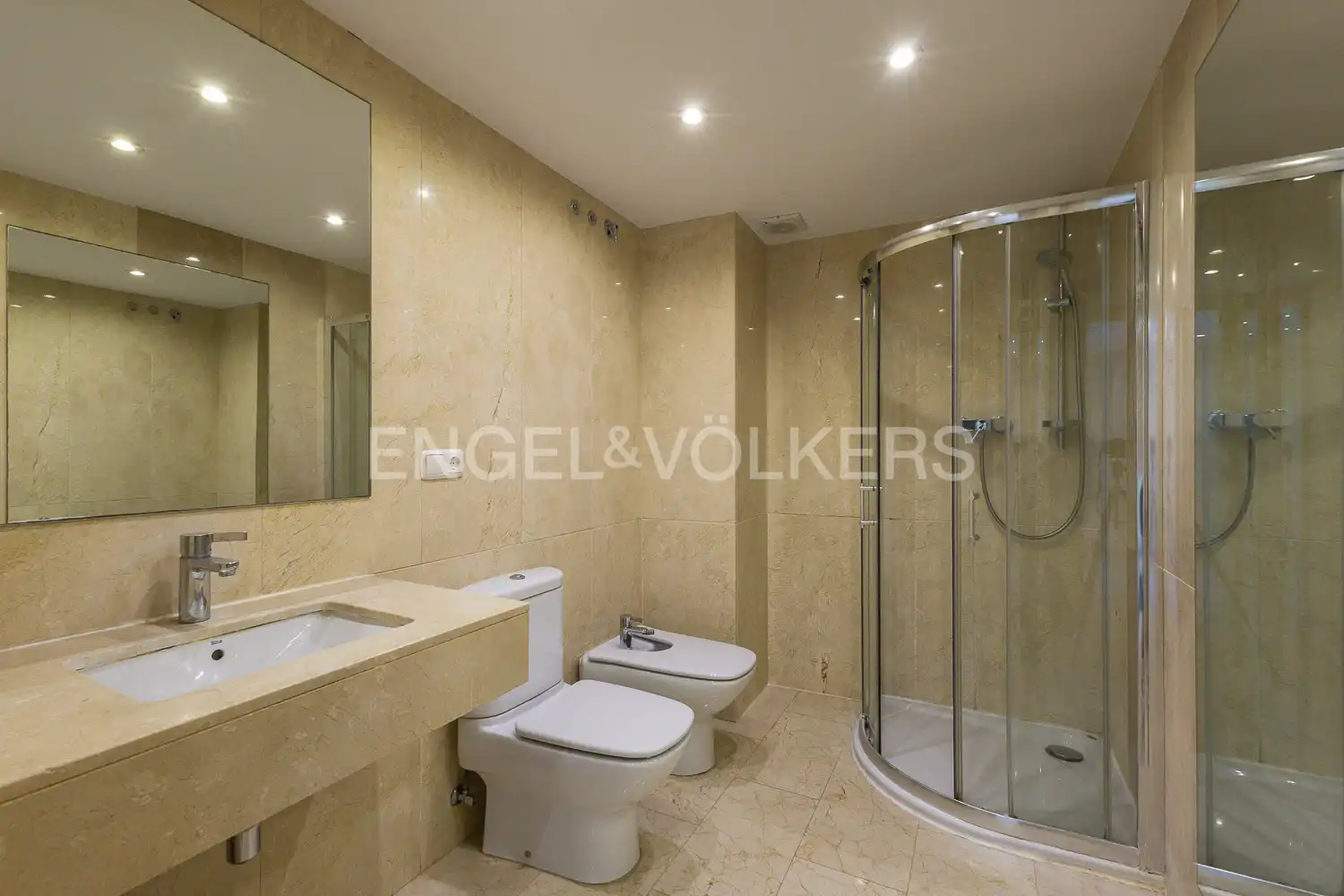 Baño de Piso en venta en Valencia con Aire acondicionado, Calefacción y Terraza