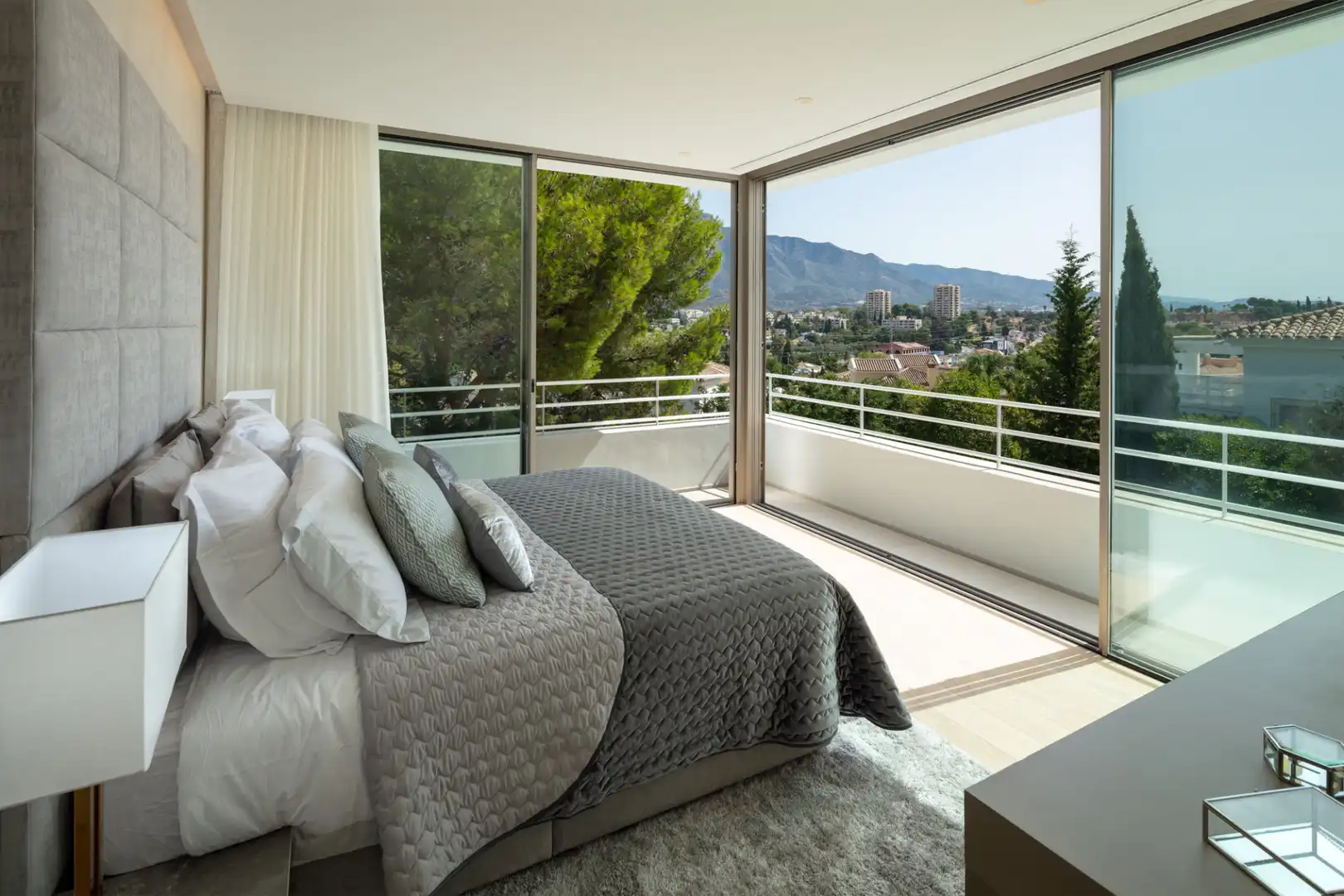 Dormitori de Casa o xalet de lloguer en Marbella amb Aire condicionat, Jardí privat i Terrassa