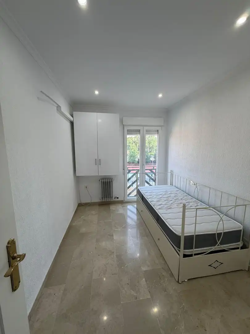 Habitación de Piso de alquiler en Granada con Aire acondicionado, Calefacción y Amueblado