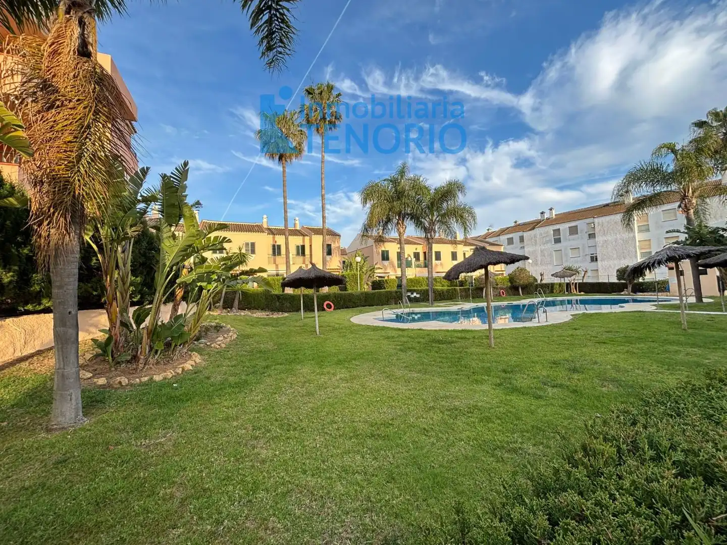 Außenansicht von Einfamilien-Reihenhaus zum Verkauf in Islantilla mit Terrasse und Gemeinschaftspool