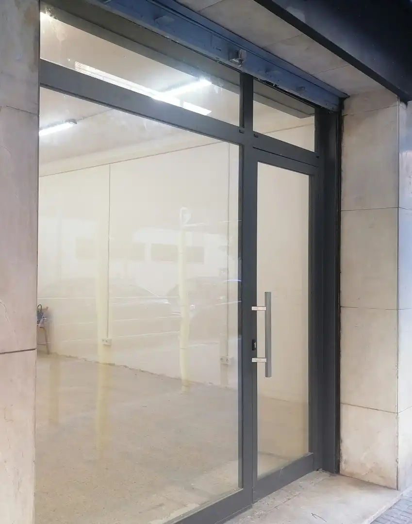 Vista exterior de Local de alquiler en Cornellà de Llobregat con Aire acondicionado