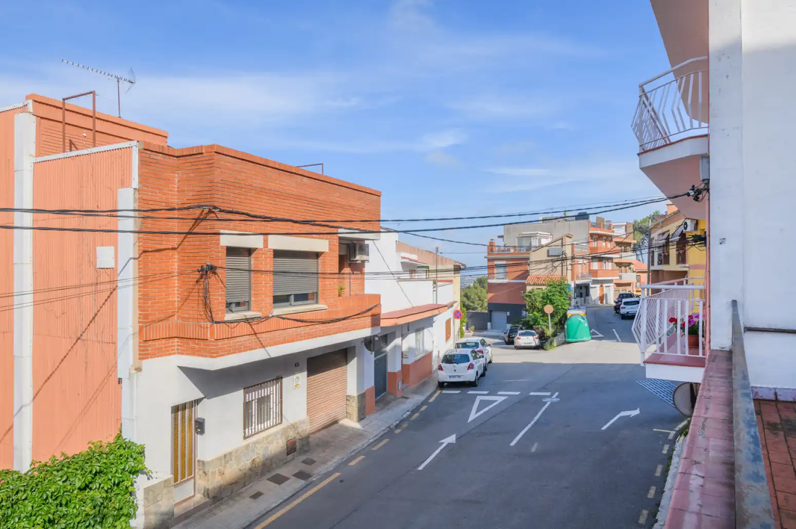 Vista exterior de Casa adosada en venda en Sant Climent de Llobregat amb Terrassa i Balcó