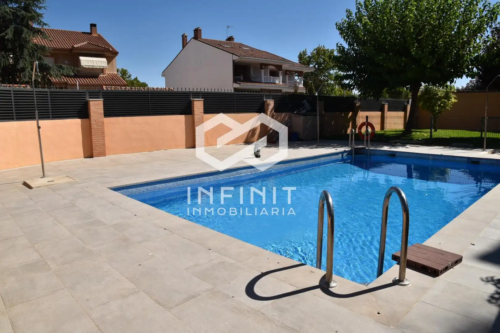 Piscina de Casa adosada en venda en Alcalá de Henares amb Aire condicionat, Calefacció i Jardí privat