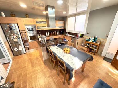 Cuina de Casa o xalet en venda en Sant Boi de Llobregat amb Aire condicionat, Parquet i Terrassa