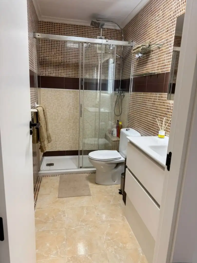 Bany de Apartament de lloguer en Torrevieja amb Aire condicionat, Calefacció i Parquet