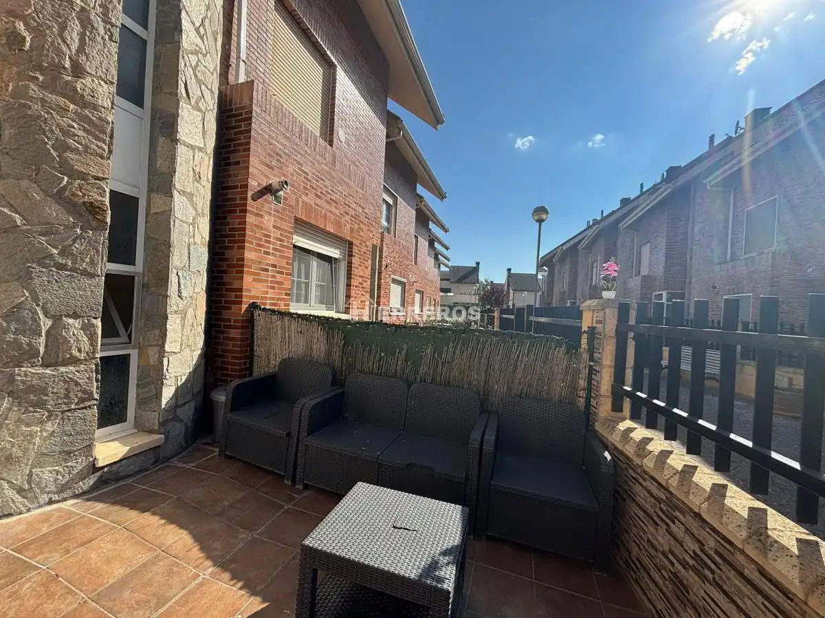 Vista exterior de Casa adosada en venda en Villamediana de Iregua amb Aire condicionat, Calefacció i Jardí privat