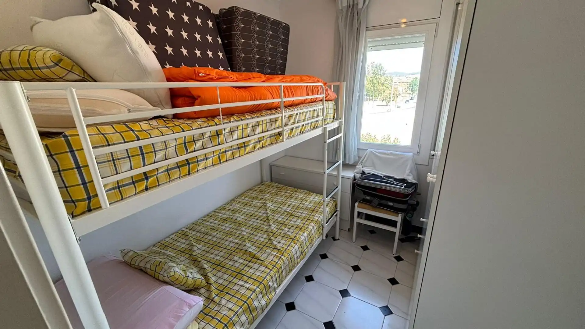 Bedroom of Apartments for rent in Vilanova i la Geltrú