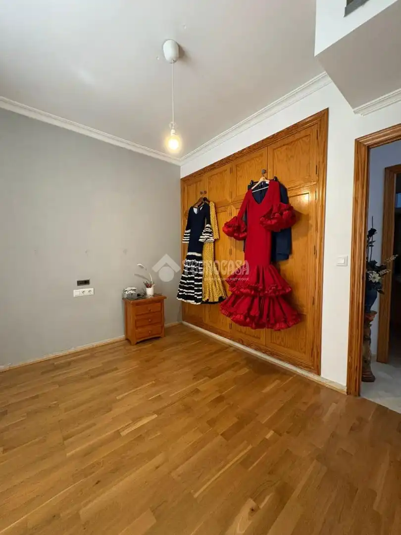 Habitación de Casa adosada en venta en La Rinconada con Piscina y Amueblado