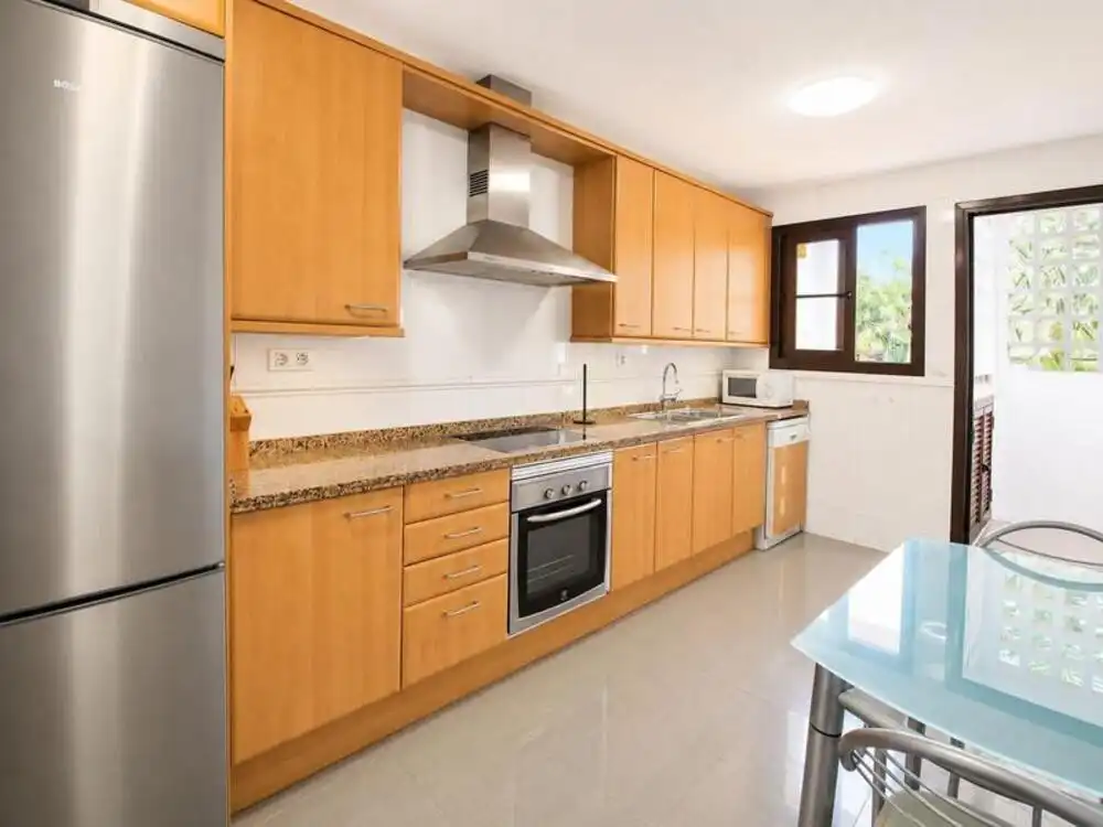 Cuina de Apartament de lloguer en Estepona amb Aire condicionat, Terrassa i Piscina