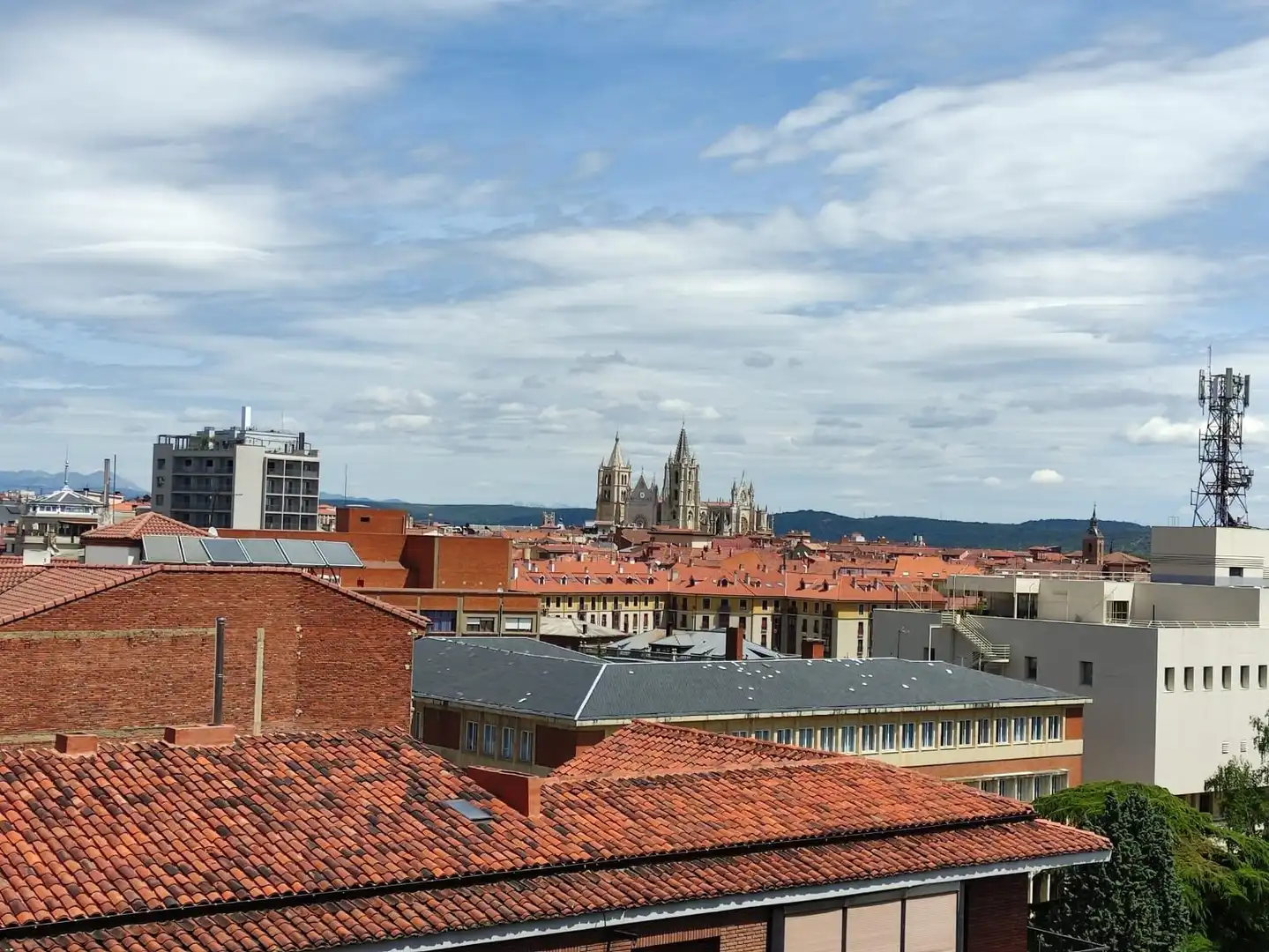 Vista exterior de Piso en venta en León Capital  con Calefacción, Jardín privado y Parquet