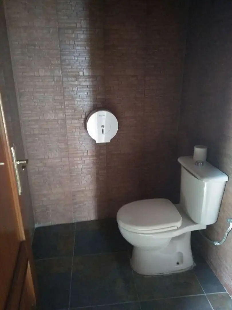 Badezimmer von Gebäude zur Miete in Espartinas