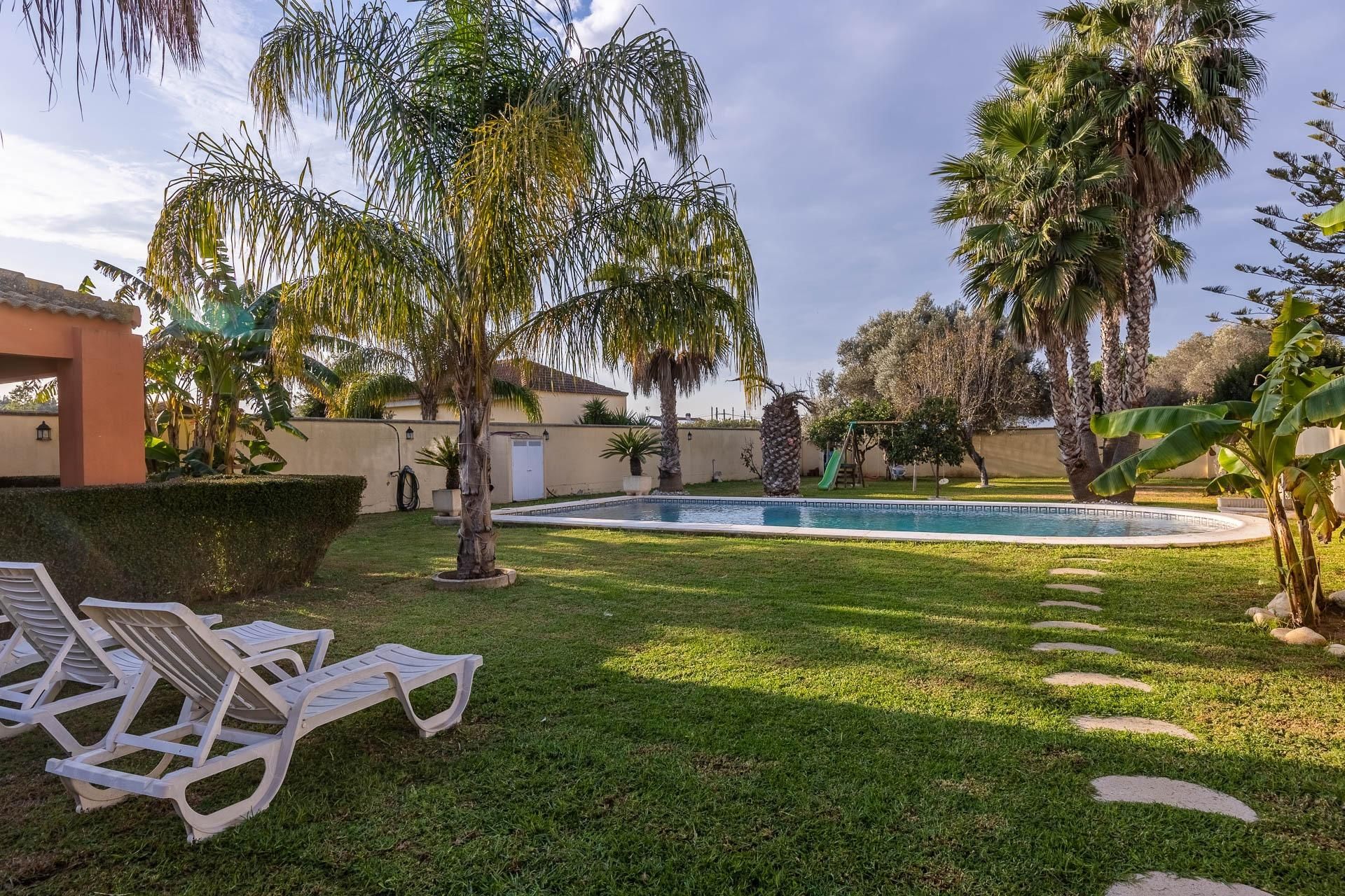 Piscina de Casa o xalet en venda en Coria del Río amb Aire condicionat, Calefacció i Jardí privat