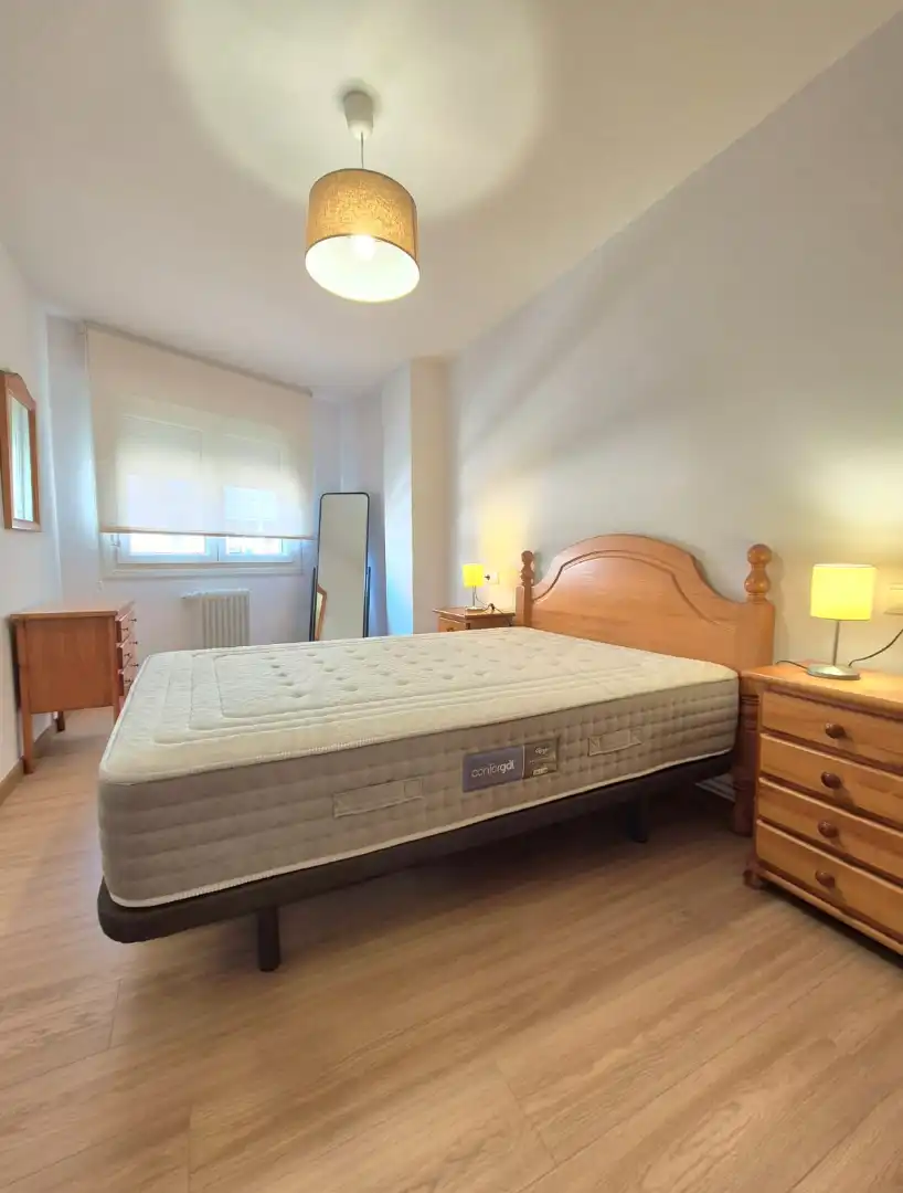 Habitación de Piso de alquiler en Santiago de Compostela  con Calefacción, Parquet y Trastero