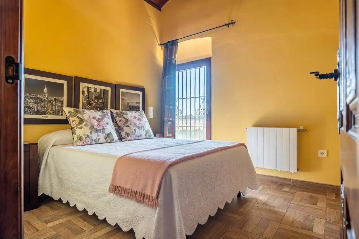 Habitación de Finca rústica en venta en Carmona con Calefacción, Jardín privado y Terraza