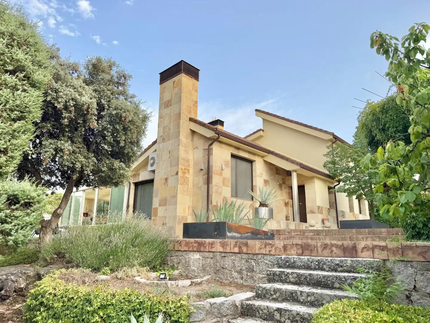 Vista exterior de Casa o xalet en venda en Galapagar amb Aire condicionat, Calefacció i Jardí privat