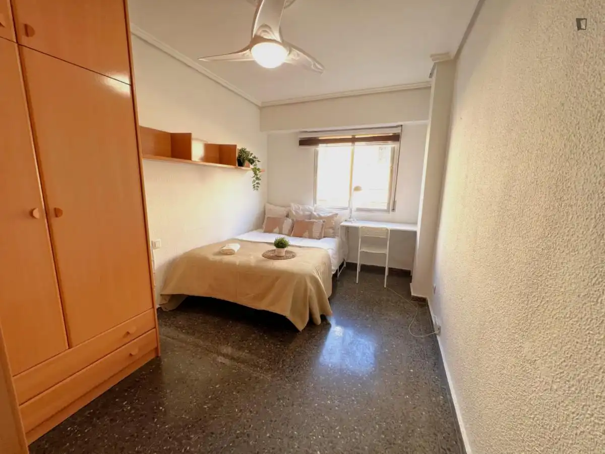 Habitación de Apartamento para compartir en Valencia con Amueblado, Horno y Lavadora