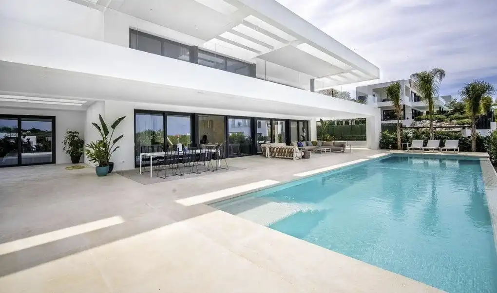 Chalet con piscina en venta en Nueva Andalucía