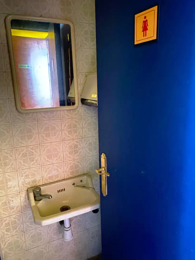 Baño de Local en venta en Gijón  con Amueblado y Alarma