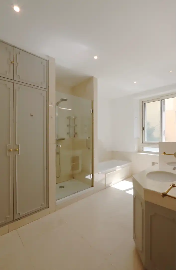 Bathroom of Flat for rent in Madrid  with Air Conditioner, Heating and Parquet flooring