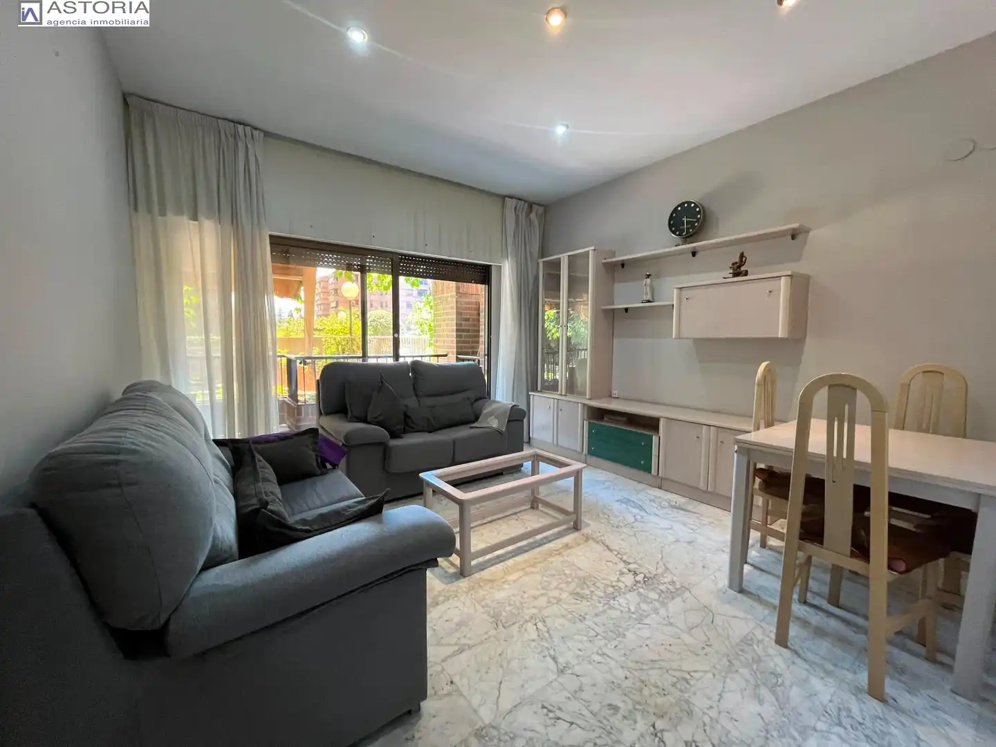 Sala de estar de Apartamento de alquiler en Granada con Aire acondicionado, Calefacción y Terraza