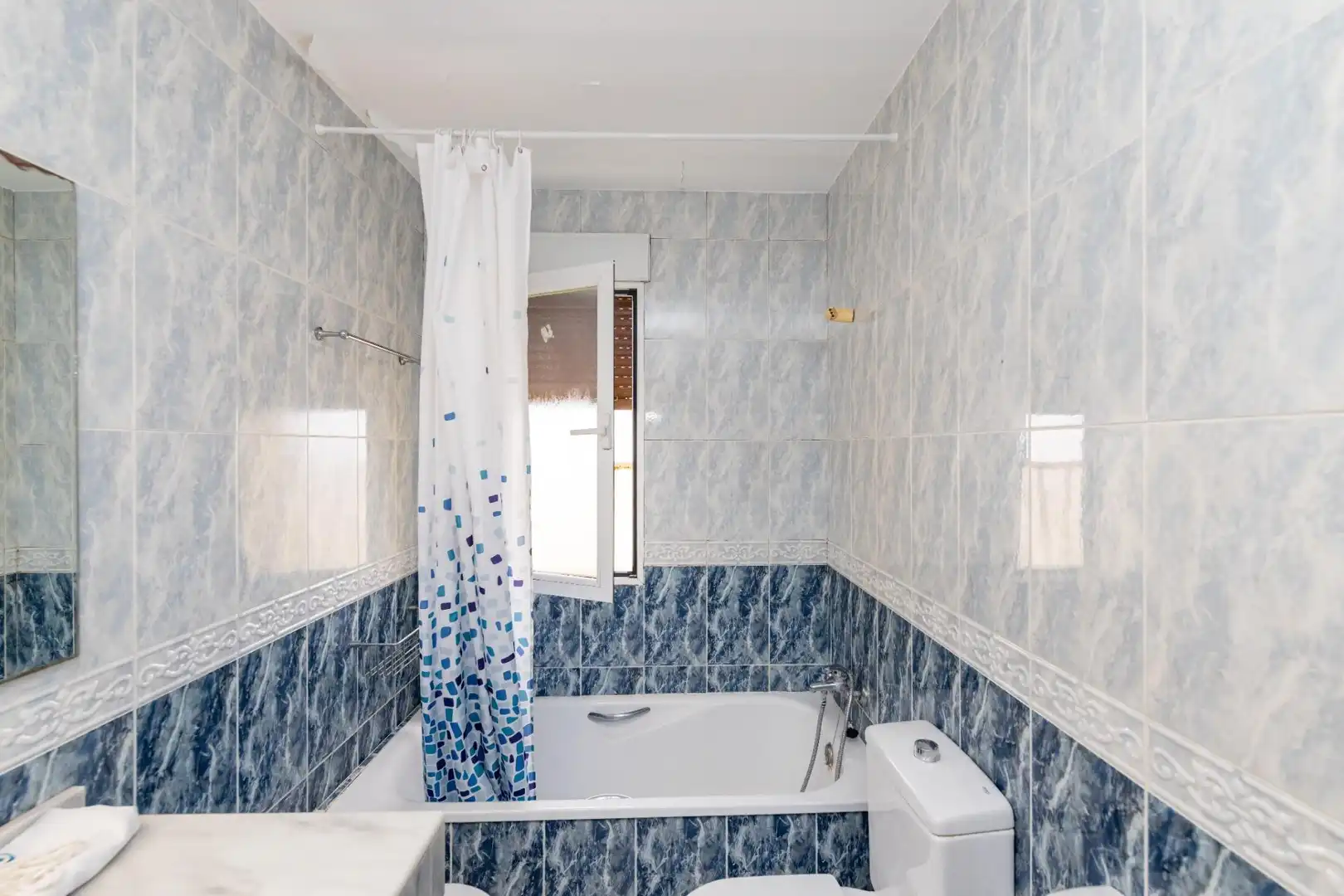 Baño de Piso de alquiler en Granada con Aire acondicionado, Calefacción y Terraza