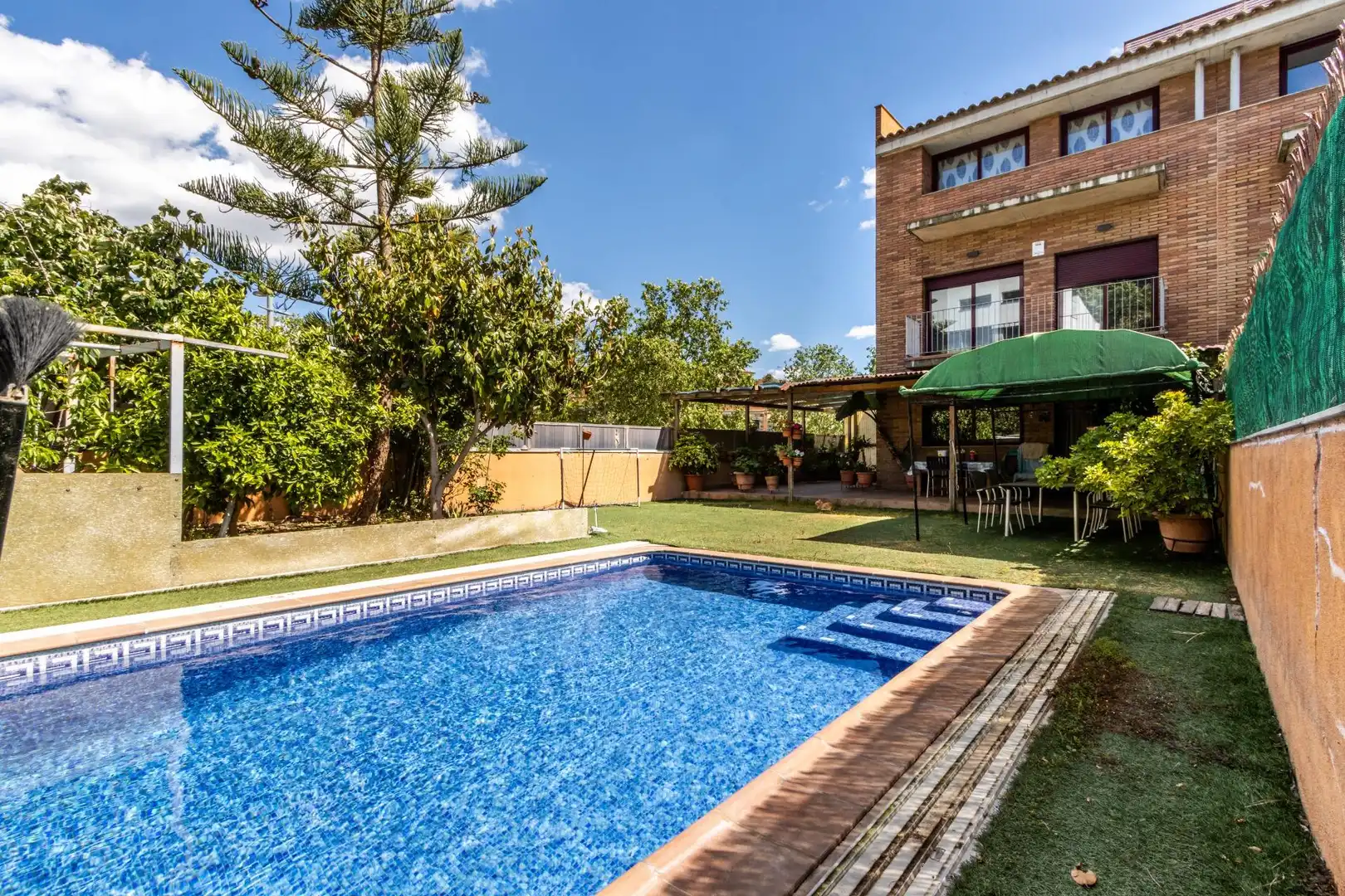 Piscina de Casa adosada en venda en Castellar del Vallès amb Aire condicionat, Calefacció i Jardí privat