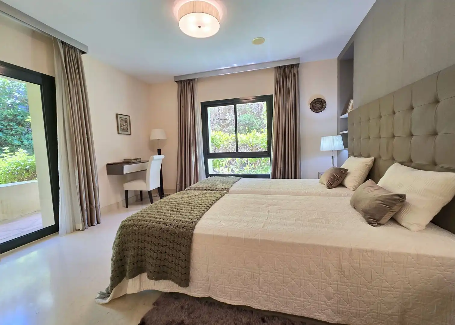 Bedroom of Flat for sale in Benahavís  with Air Conditioner, Furnished and TV
