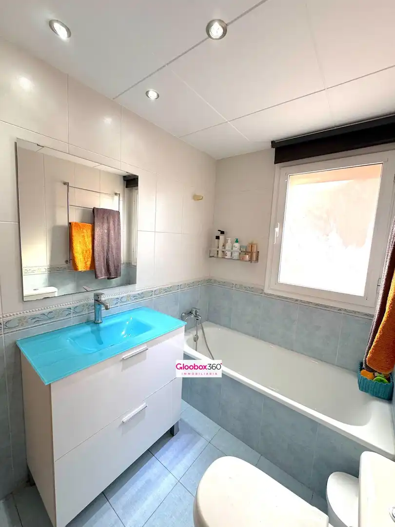 Badezimmer von Einfamilien-Reihenhaus zum Verkauf in Reus mit Klimaanlage, Heizung und Privatgarten