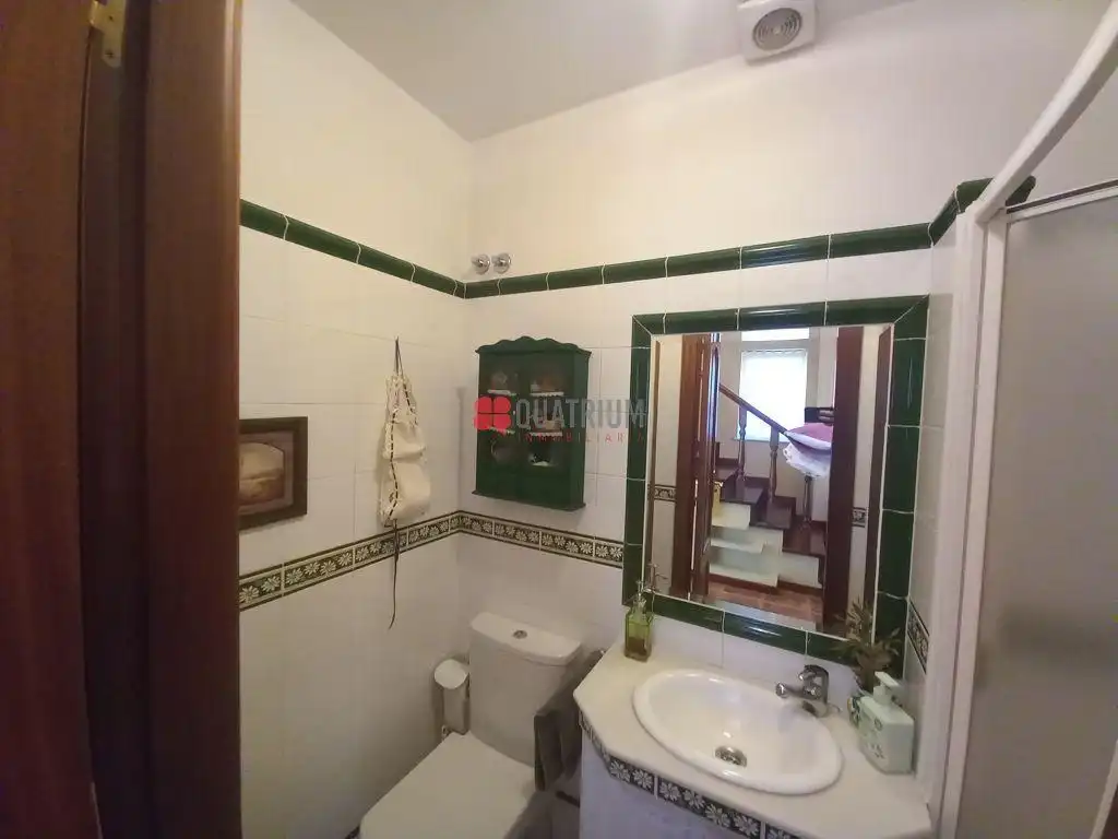 Baño de Casa o chalet de alquiler en Santiago de Compostela  con Calefacción, Jardín privado y Trastero