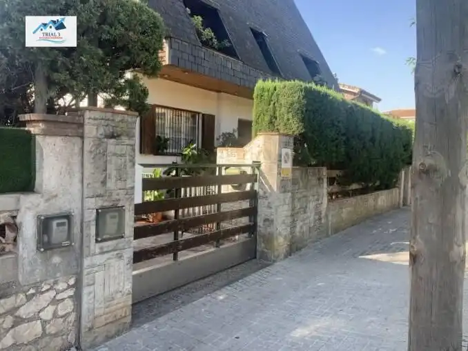 House with pool for sale in Avenida CATALUNYA