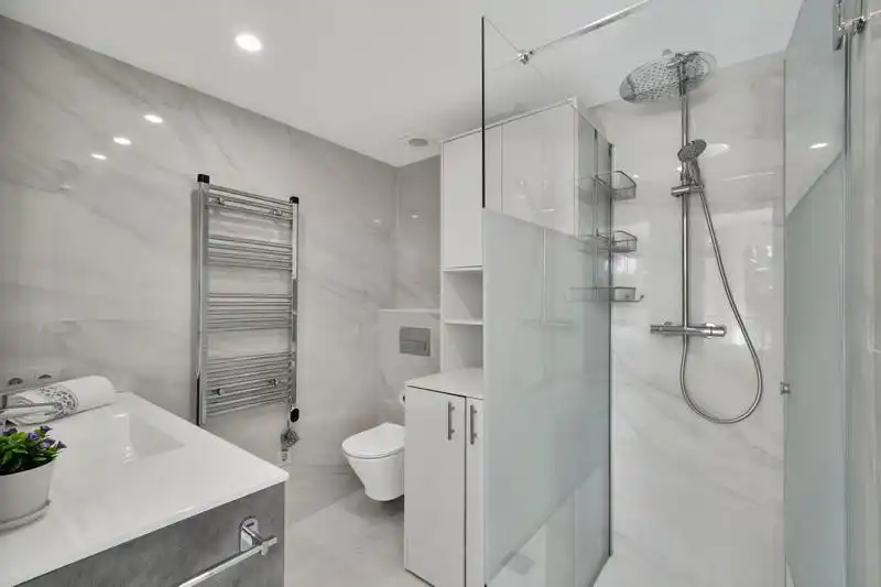 Badezimmer von Wohnungen zur Miete in Marbella mit Klimaanlage, Heizung und Privatgarten