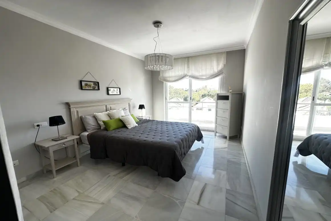 Schlafzimmer von Wohnungen zum Verkauf in Marbella mit Klimaanlage, Privatgarten und Terrasse