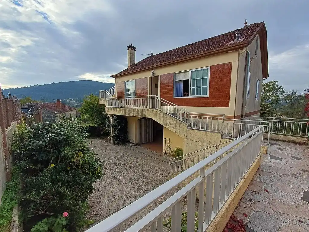 Vista exterior de Casa o xalet en venda en Mondariz amb Calefacció, Jardí privat i Parquet