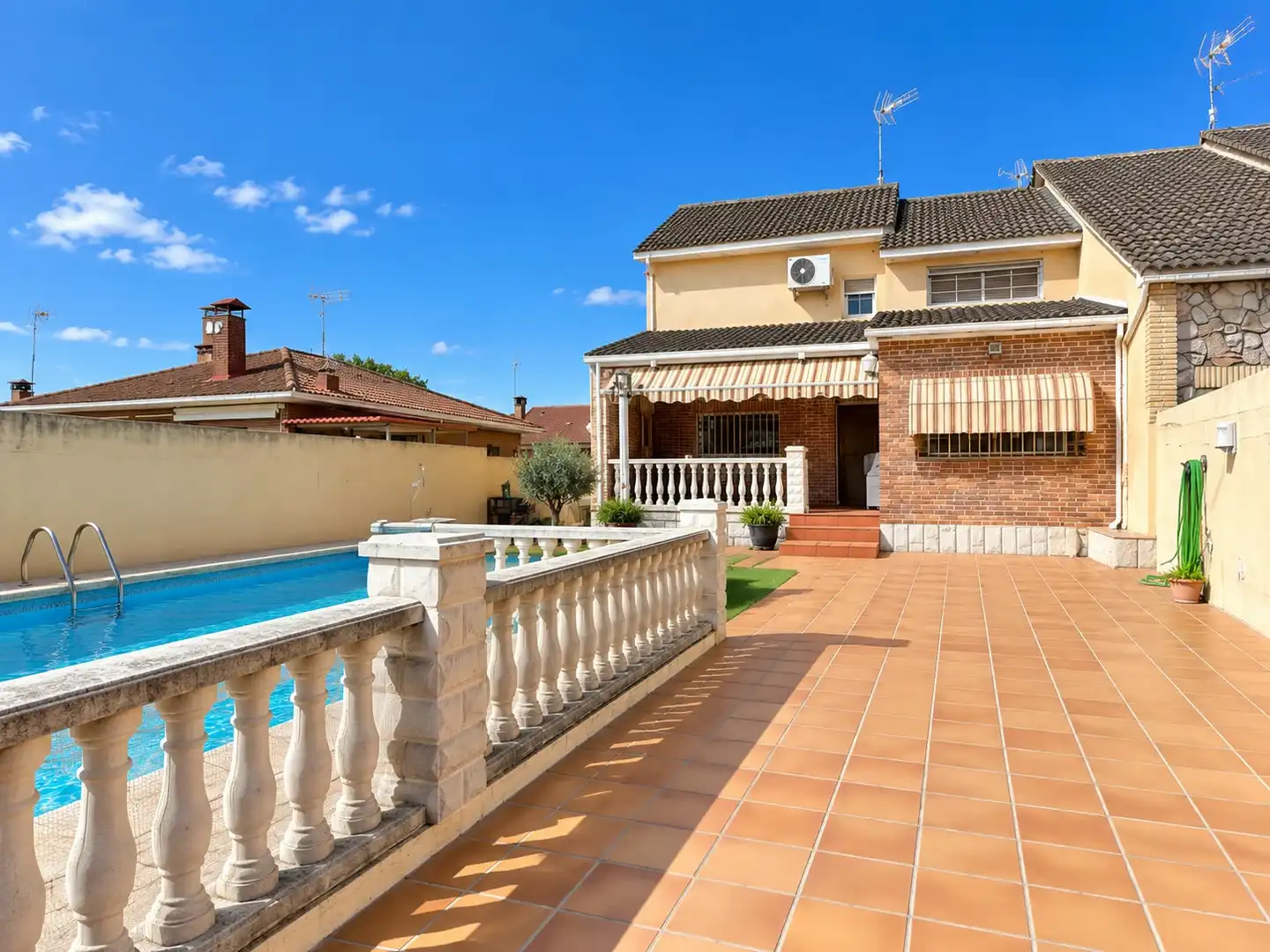 Casa bifamiliare con piscina in vendita a Villa del Prado