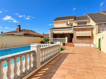 Casa bifamiliare con piscina in vendita a Villa del Prado