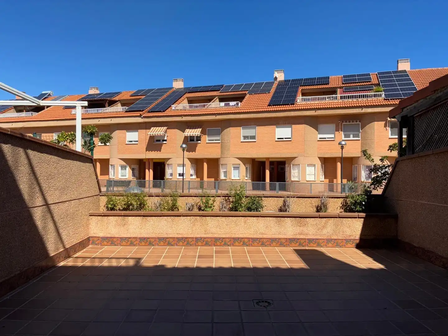Vista exterior de Casa o xalet en venda en Alicante / Alacant amb Aire condicionat, Terrassa i Piscina comunitària