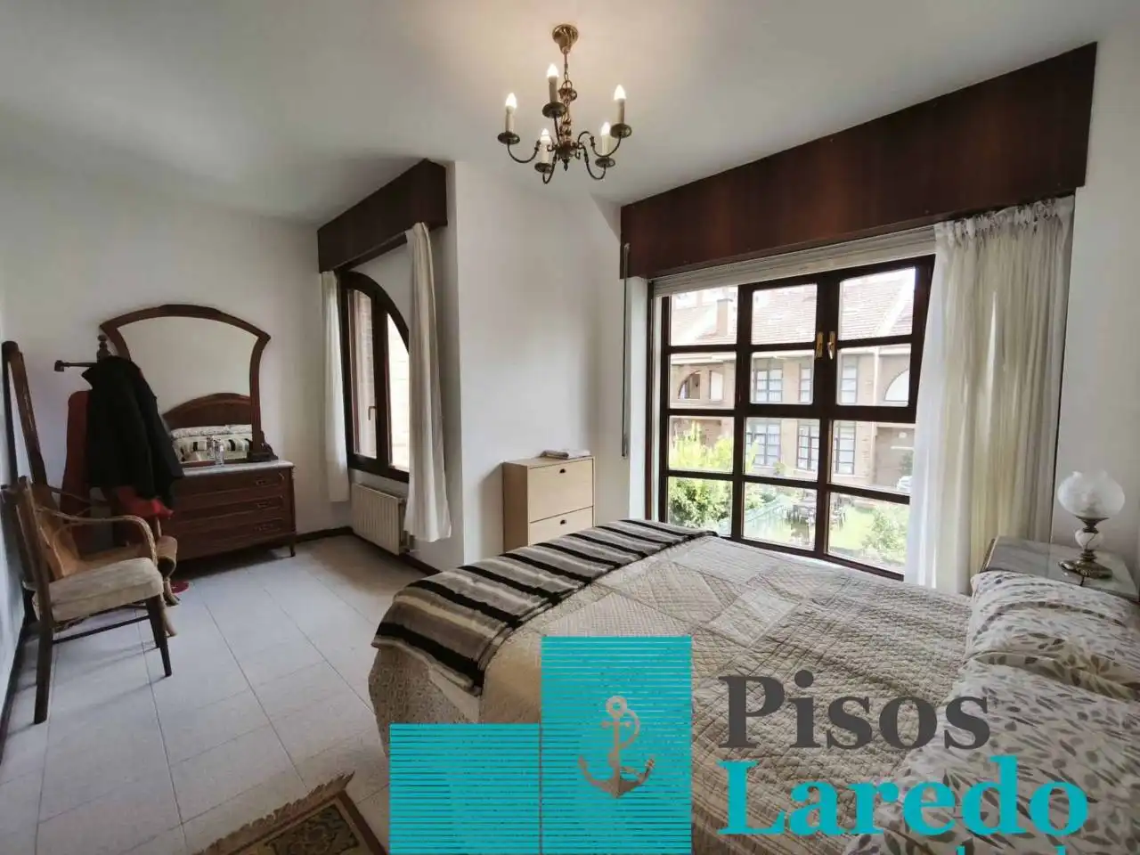 Vista exterior de Casa adosada en venda en Laredo amb Calefacció, Jardí privat i Parquet